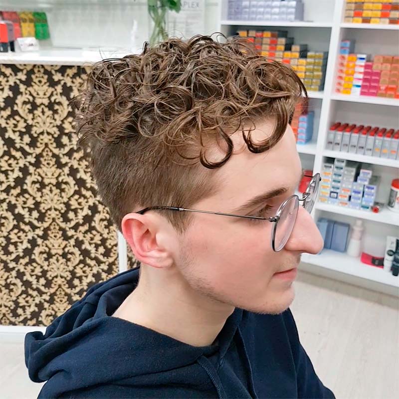 Стрижка с вьющимися волосами для парня после завивки