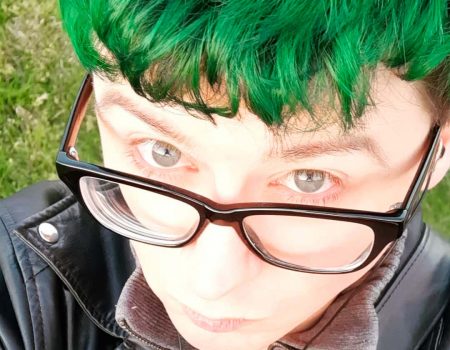 Прическа томбой подростковая с зелеными волосами