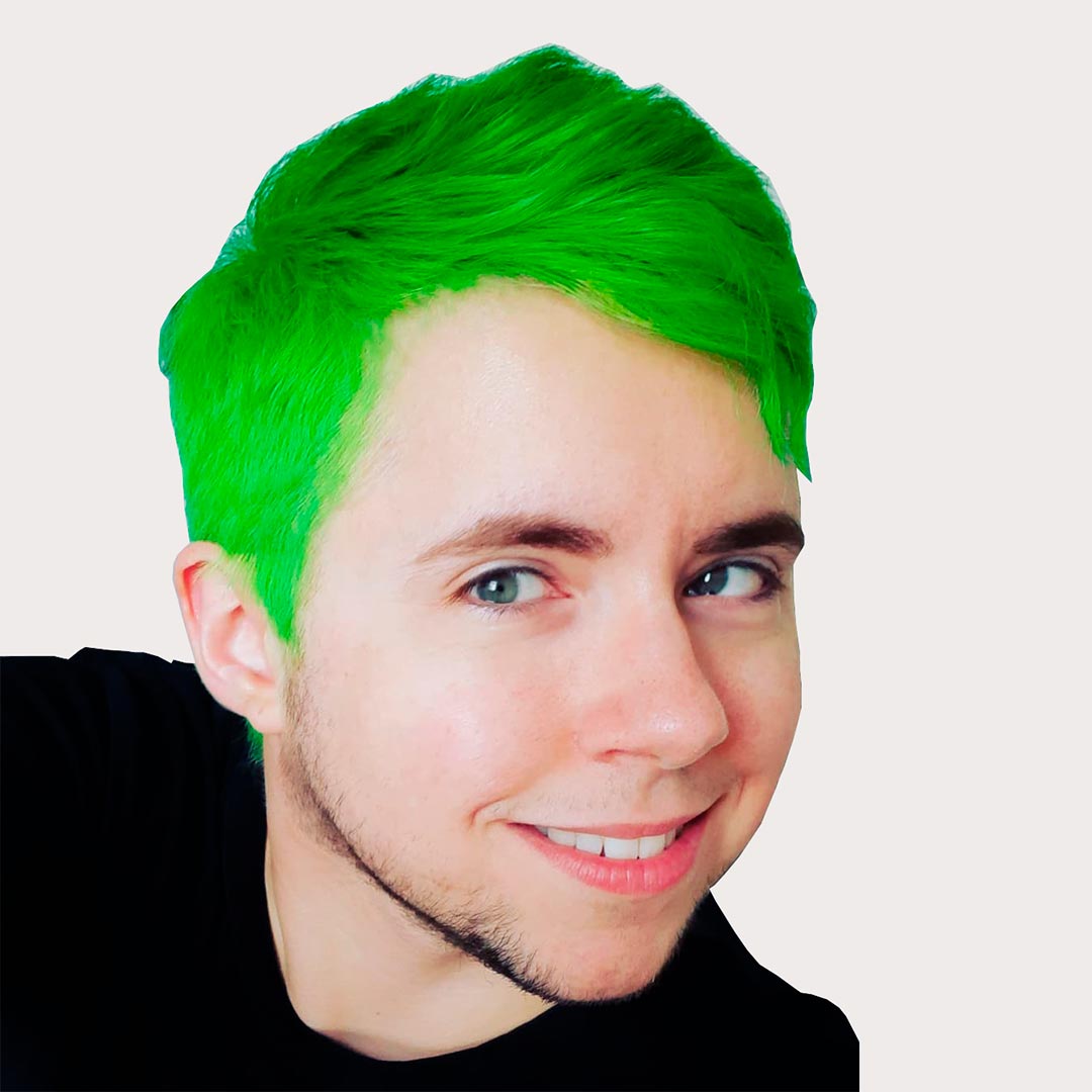 Парень с зелеными волосами