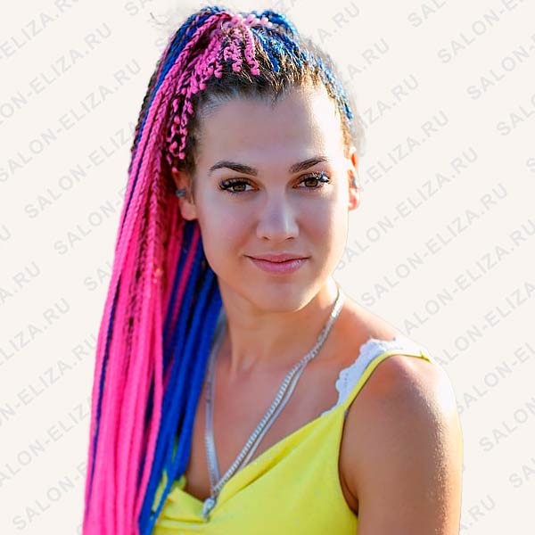 Розовое и голубое наращивание косы с растрепанным цветом волос