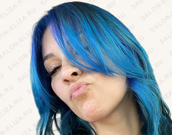 Женщина с синими волосами и синими волосами с синими волосами и синим цветом