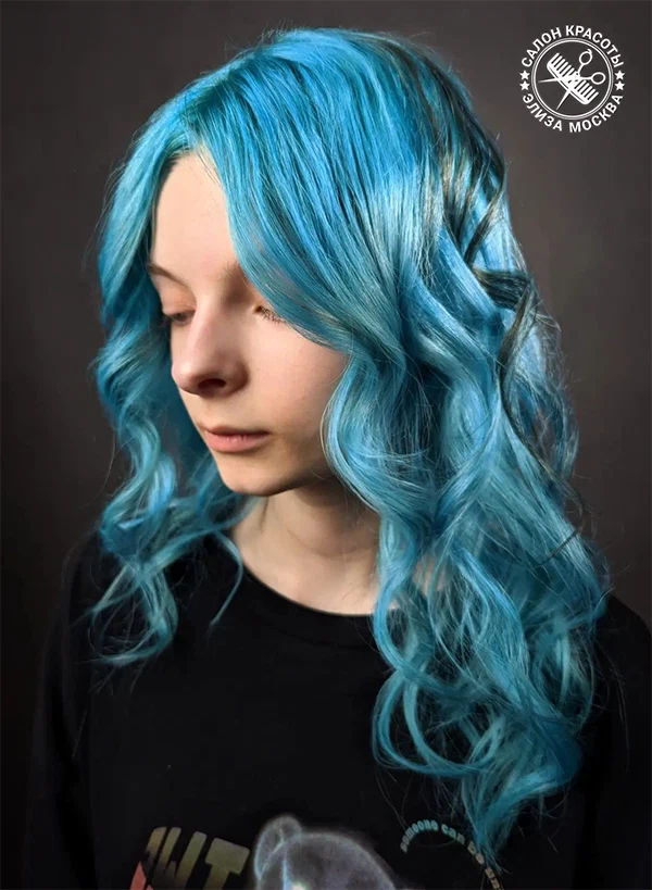 Голубой цвет волос у девушки