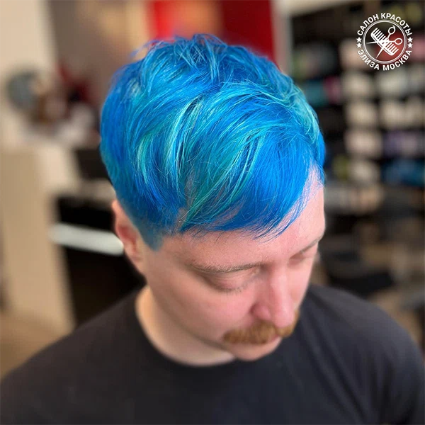Электрический синий с голубым на мужских волосах