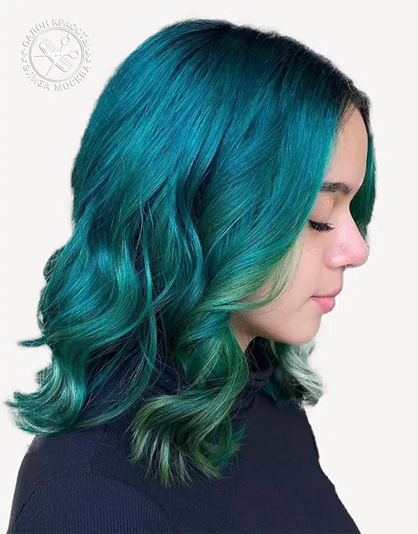 Темные корни в сочетании сине-зеленым волосами