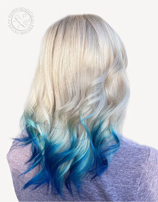 Блондинка с синими кончиками волос
