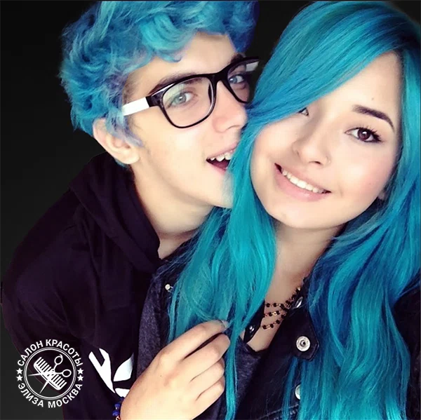 Парень и девушка с синими волосами
