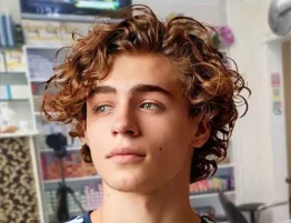 Кудрявая объемная прическа